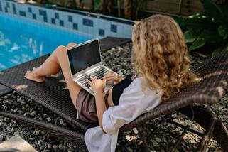 Do US citizens living abroad pay taxes?