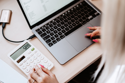 WOMAN WORKING ON LAPTOP PICJUMBO